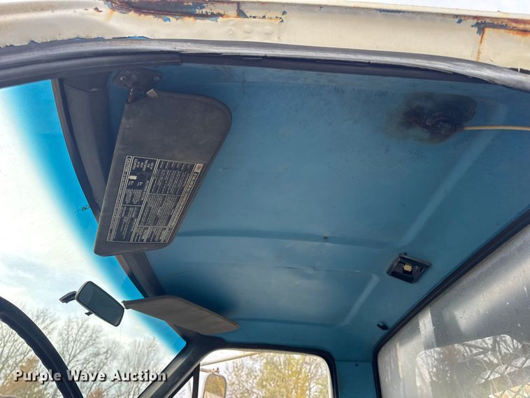 image for item EN0703 1985 Ford F800 rollback truck