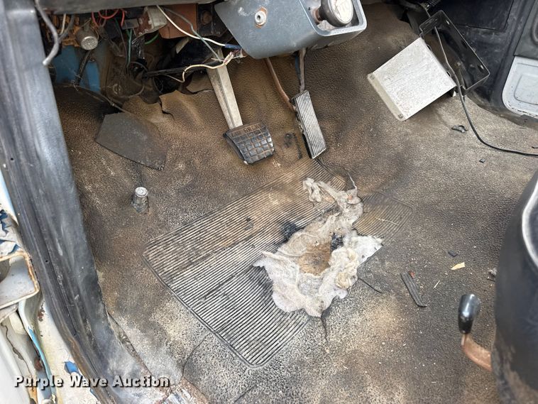 image for item EN0703 1985 Ford F800 rollback truck