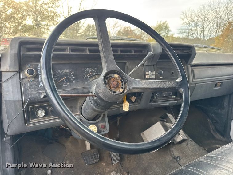 image for item EN0703 1985 Ford F800 rollback truck