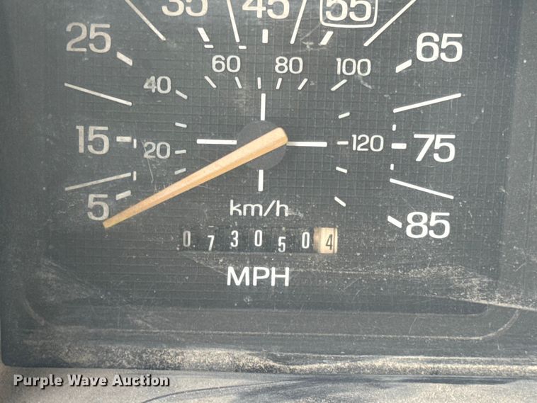 image for item EN0703 1985 Ford F800 rollback truck