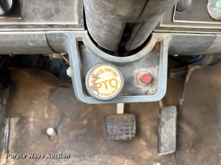 image for item EN0703 1985 Ford F800 rollback truck