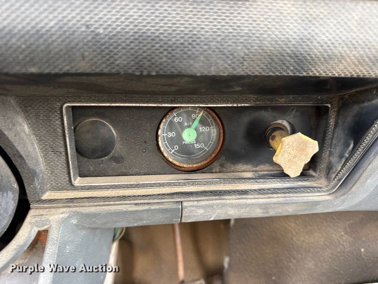 image for item EN0703 1985 Ford F800 rollback truck