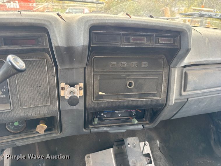 image for item EN0703 1985 Ford F800 rollback truck