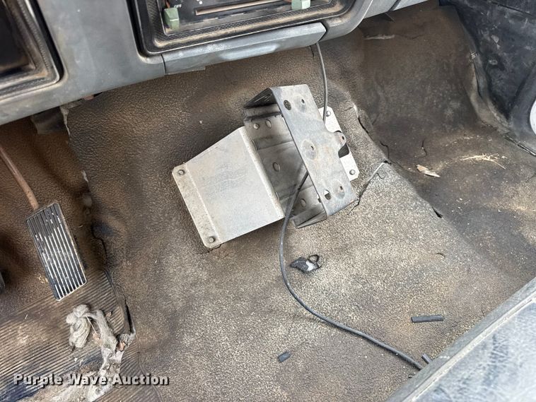 image for item EN0703 1985 Ford F800 rollback truck