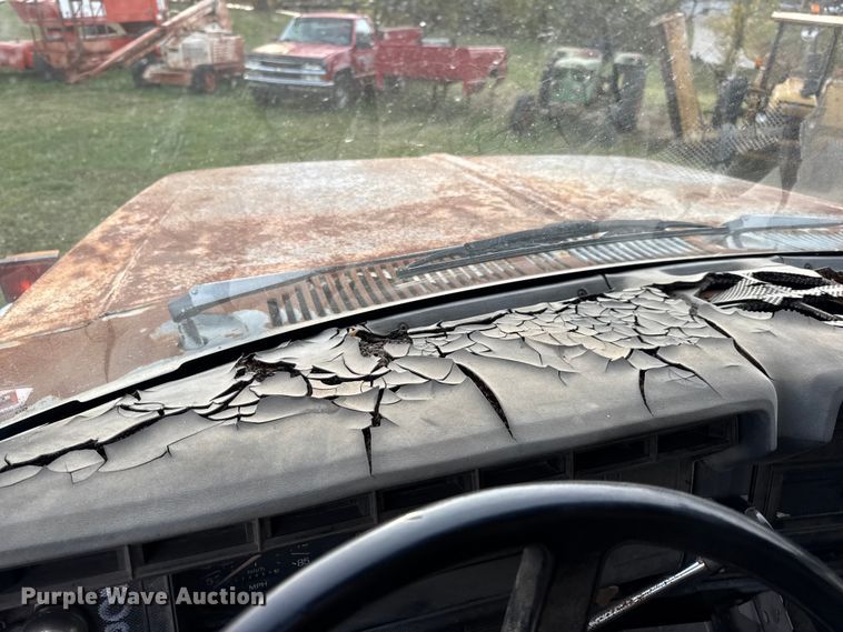 image for item EN0703 1985 Ford F800 rollback truck