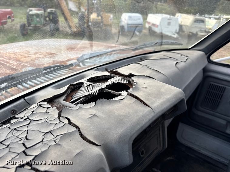 image for item EN0703 1985 Ford F800 rollback truck