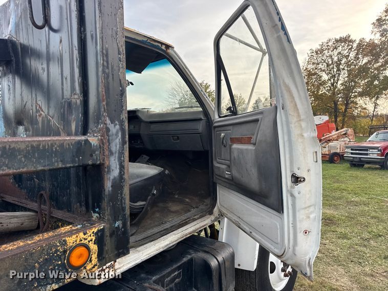 image for item EN0703 1985 Ford F800 rollback truck