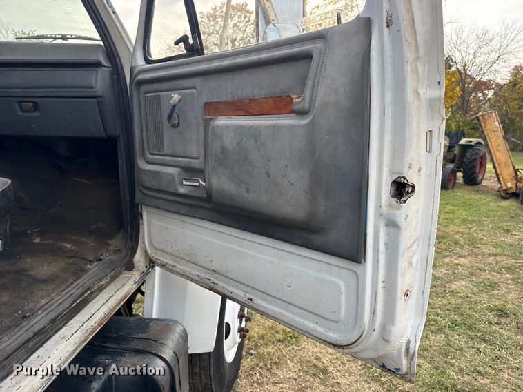 image for item EN0703 1985 Ford F800 rollback truck