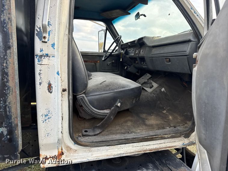 image for item EN0703 1985 Ford F800 rollback truck