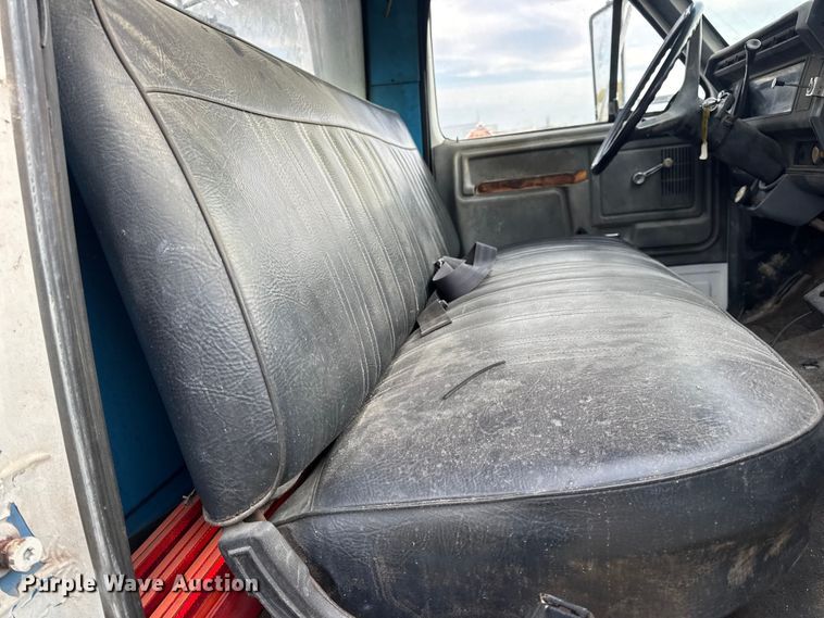 image for item EN0703 1985 Ford F800 rollback truck