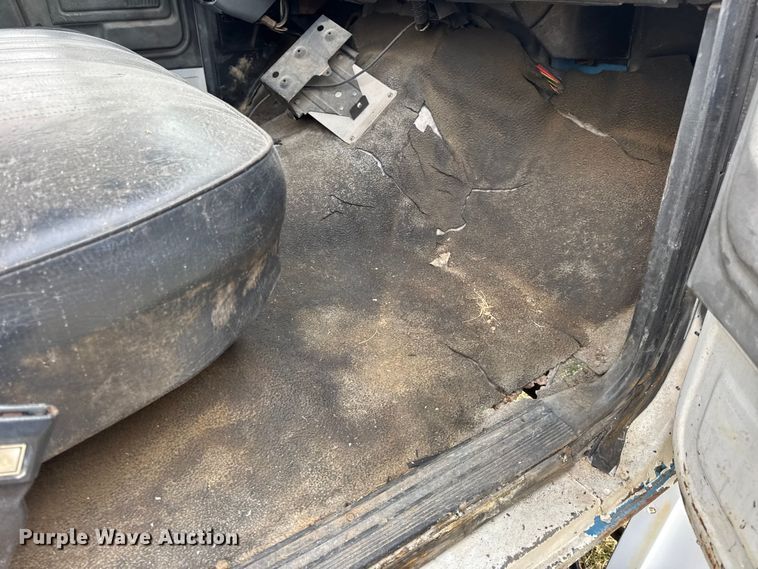 image for item EN0703 1985 Ford F800 rollback truck