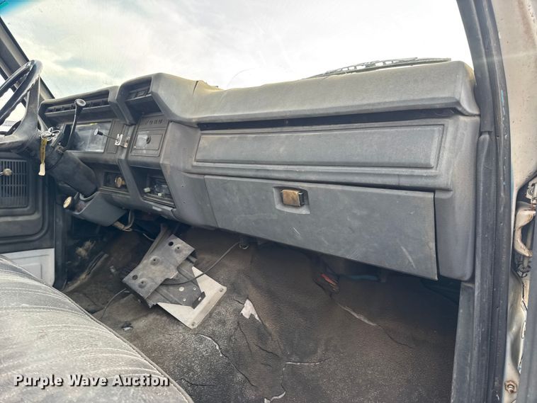 image for item EN0703 1985 Ford F800 rollback truck