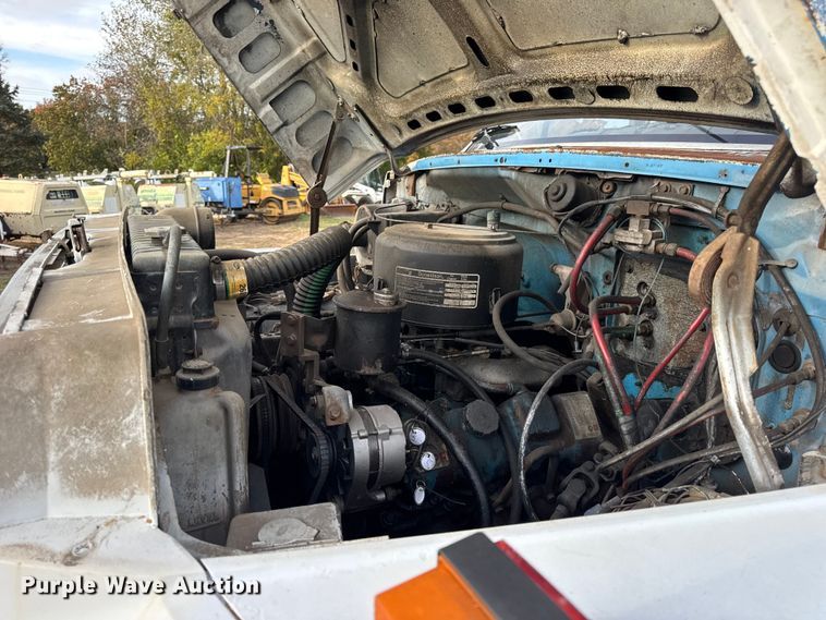 image for item EN0703 1985 Ford F800 rollback truck