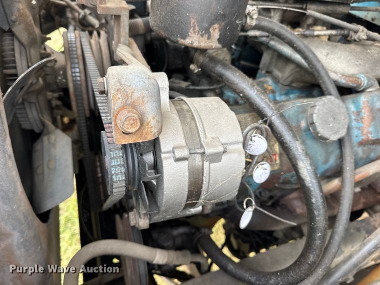 image for item EN0703 1985 Ford F800 rollback truck