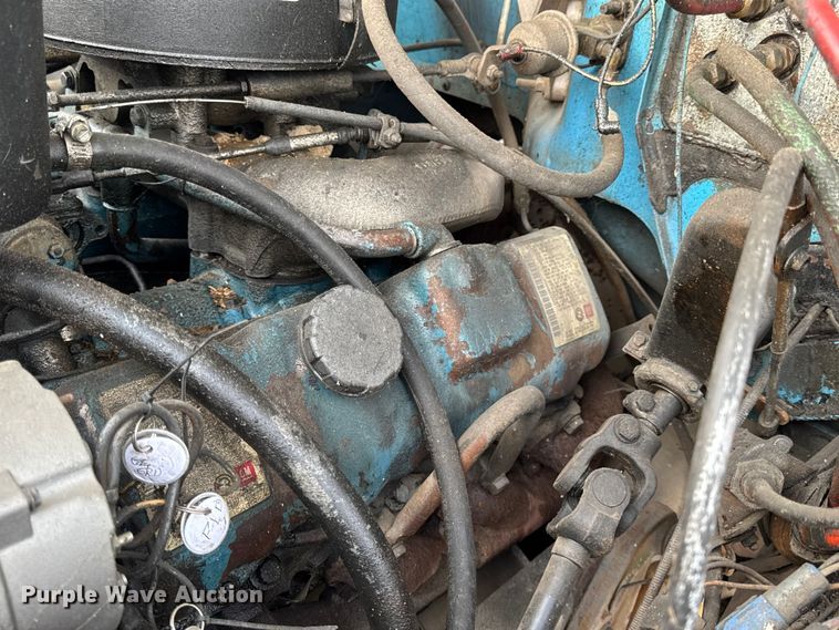 image for item EN0703 1985 Ford F800 rollback truck