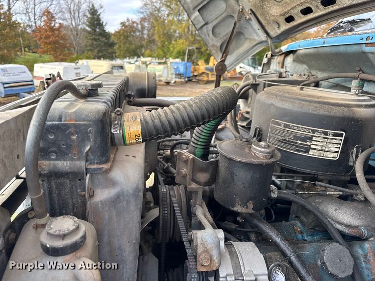 image for item EN0703 1985 Ford F800 rollback truck