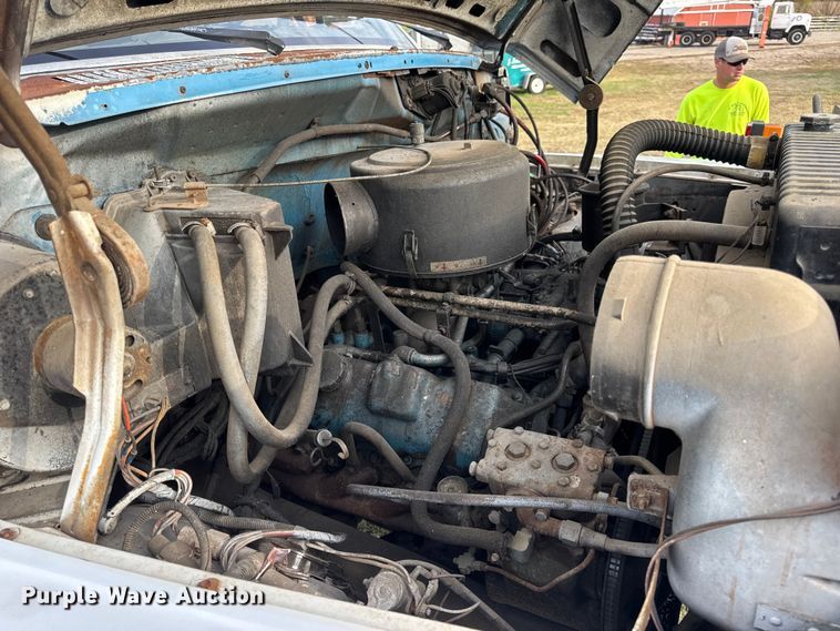 image for item EN0703 1985 Ford F800 rollback truck