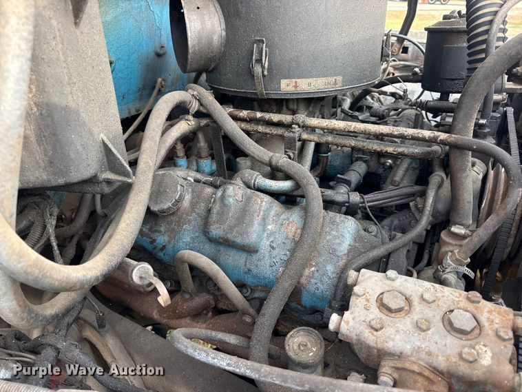 image for item EN0703 1985 Ford F800 rollback truck