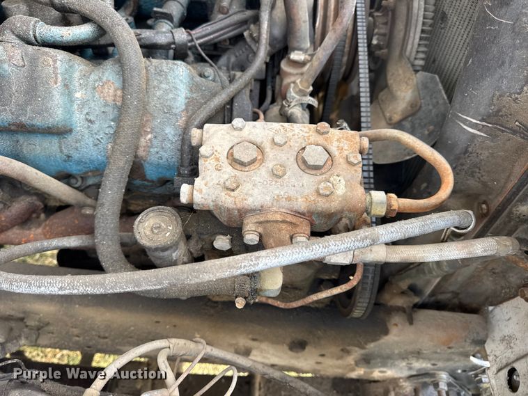 image for item EN0703 1985 Ford F800 rollback truck