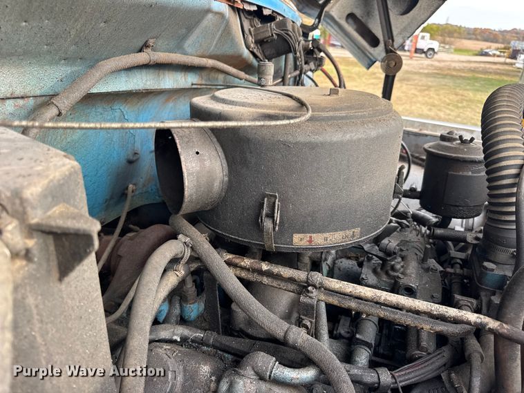 image for item EN0703 1985 Ford F800 rollback truck