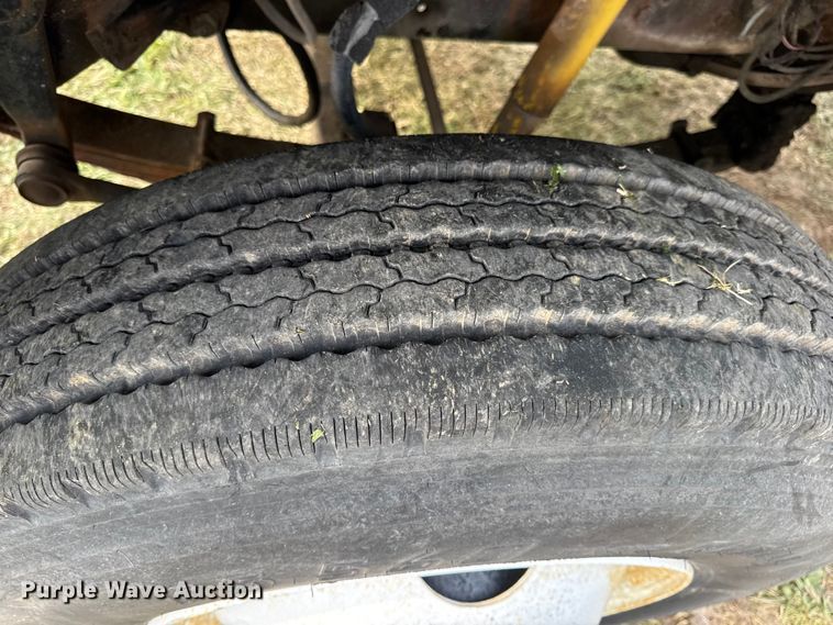 image for item EN0703 1985 Ford F800 rollback truck