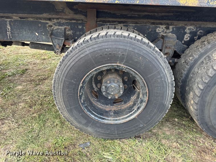 image for item EN0703 1985 Ford F800 rollback truck