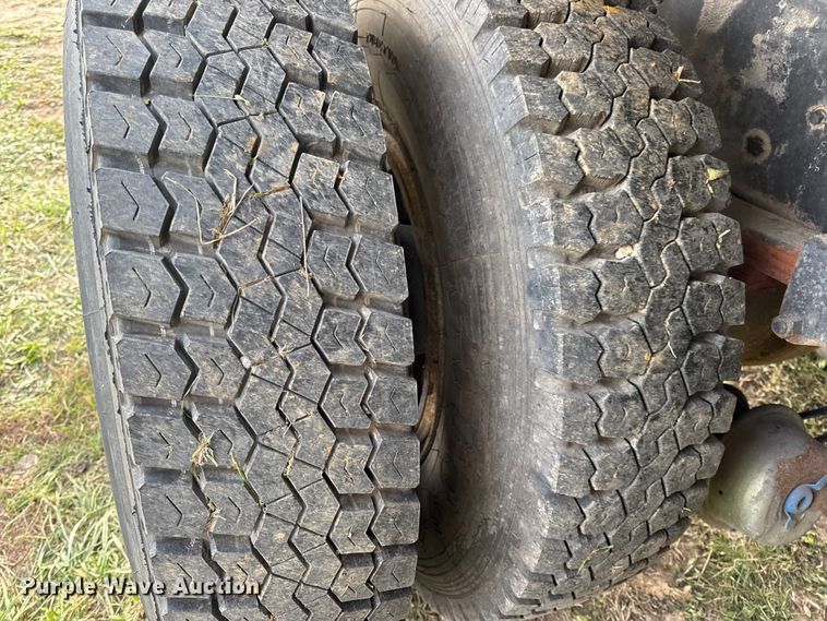 image for item EN0703 1985 Ford F800 rollback truck