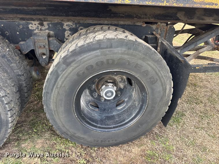 image for item EN0703 1985 Ford F800 rollback truck