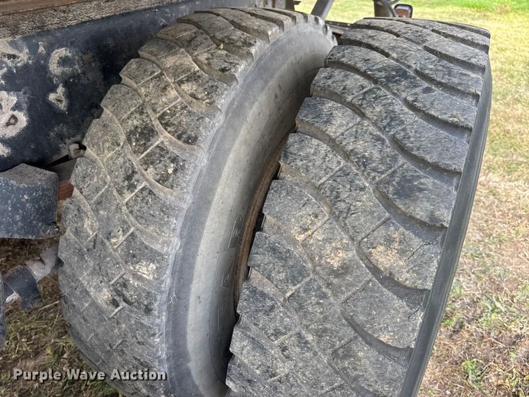 image for item EN0703 1985 Ford F800 rollback truck