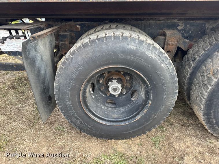 image for item EN0703 1985 Ford F800 rollback truck