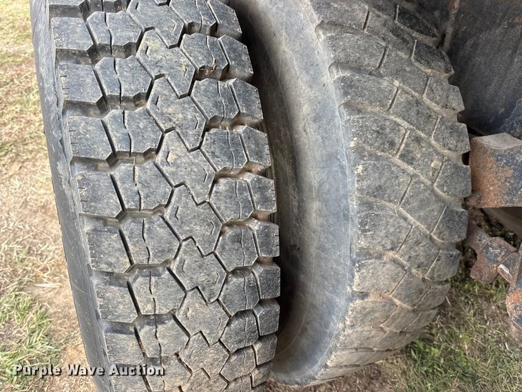 image for item EN0703 1985 Ford F800 rollback truck