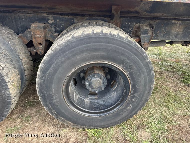 image for item EN0703 1985 Ford F800 rollback truck