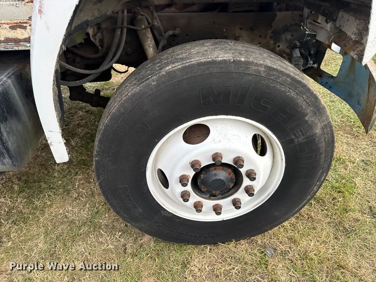 image for item EN0703 1985 Ford F800 rollback truck