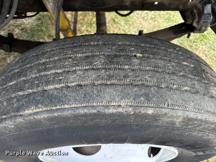 image for item EN0703 1985 Ford F800 rollback truck