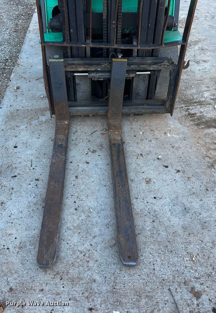 image for item EN5715 2001 Mitsubishi FGC25K forklift