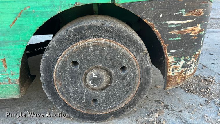 image for item EN5715 2001 Mitsubishi FGC25K forklift