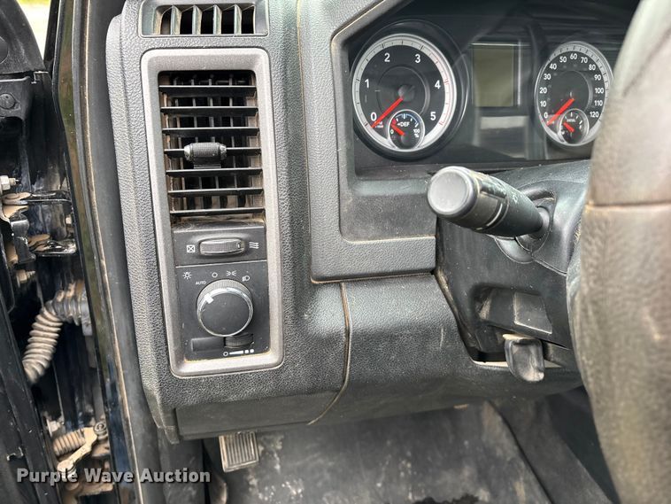 image for item EN5747 2014 RAM 3500 flatbed pickup truck