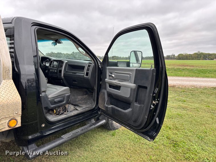 image for item EN5747 2014 RAM 3500 flatbed pickup truck