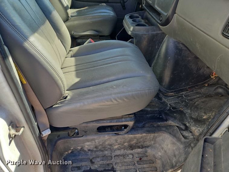 image for item EO4787 2006 Chevrolet Express G3500 box truck