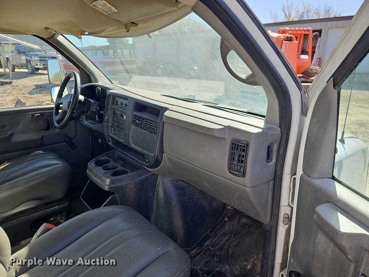 image for item EO4787 2006 Chevrolet Express G3500 box truck