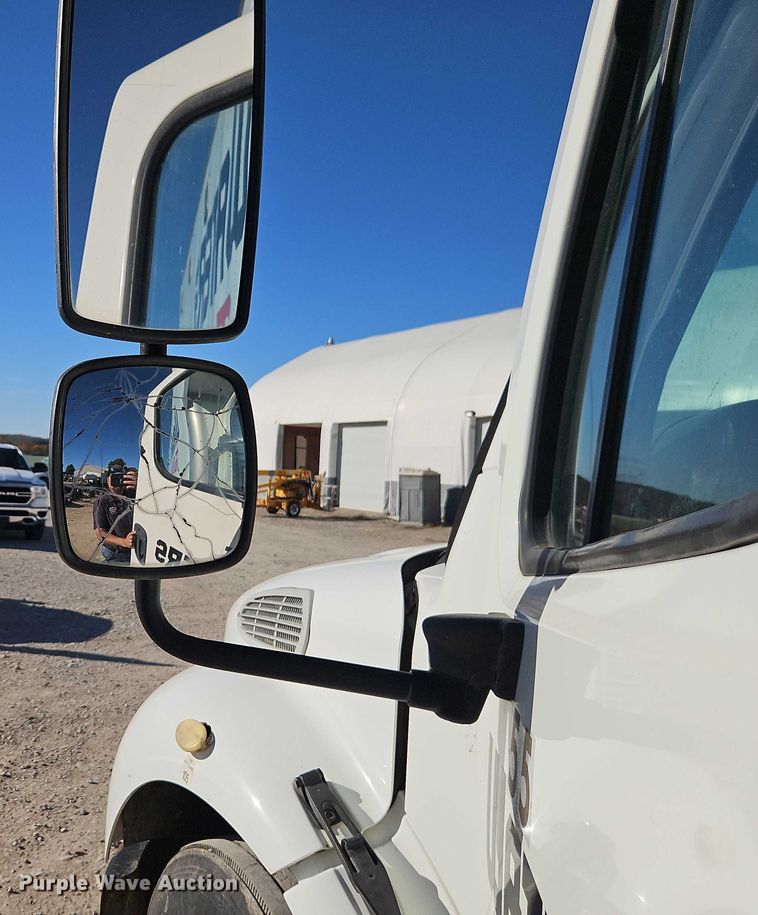 image for item EO4789 2005 Freightliner Business Class M2 box truck