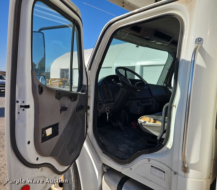 image for item EO4789 2005 Freightliner Business Class M2 box truck