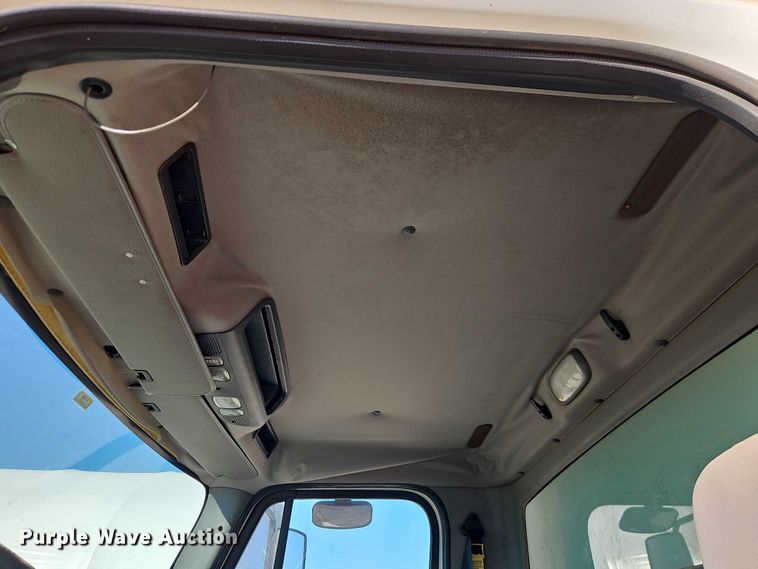 image for item EO4789 2005 Freightliner Business Class M2 box truck