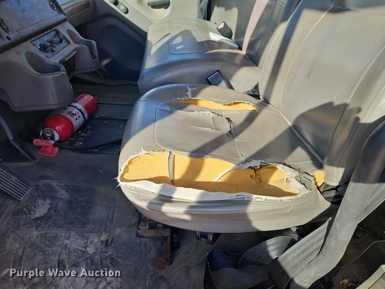 image for item EO4789 2005 Freightliner Business Class M2 box truck