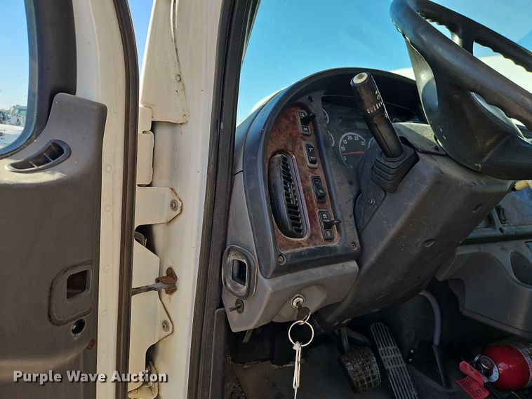 image for item EO4789 2005 Freightliner Business Class M2 box truck