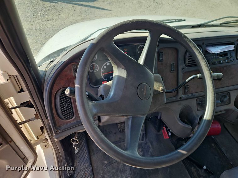 image for item EO4789 2005 Freightliner Business Class M2 box truck