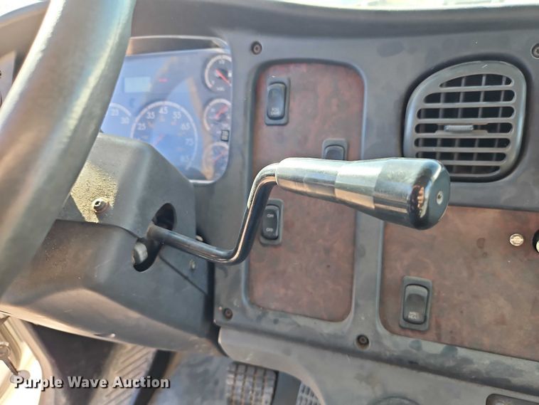 image for item EO4789 2005 Freightliner Business Class M2 box truck