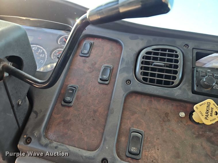 image for item EO4789 2005 Freightliner Business Class M2 box truck