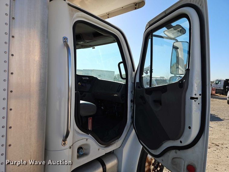 image for item EO4789 2005 Freightliner Business Class M2 box truck