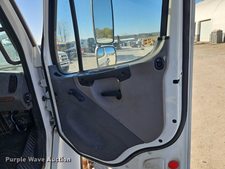 image for item EO4789 2005 Freightliner Business Class M2 box truck